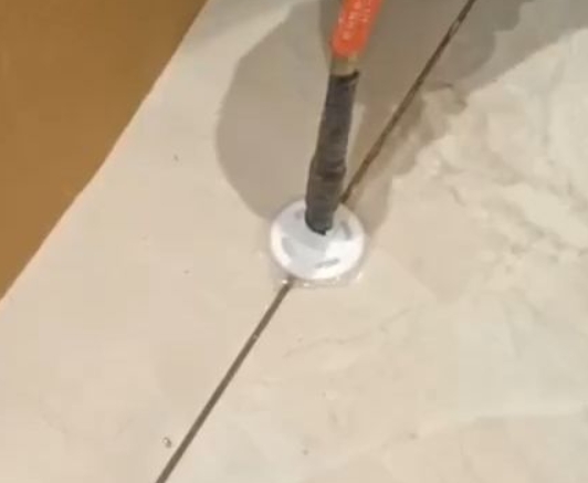 牟平瓷砖空鼓维修公司专业解答瓷砖在铺贴过程中，如果没有涂抹均匀到位的粘结材料（如水泥砂浆或瓷砖胶），可能会导致以下问题