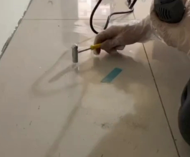 牟平瓷砖开裂维修公司专业分享瓷砖在铺贴前如果没有沥干水分，将会导致以下问题